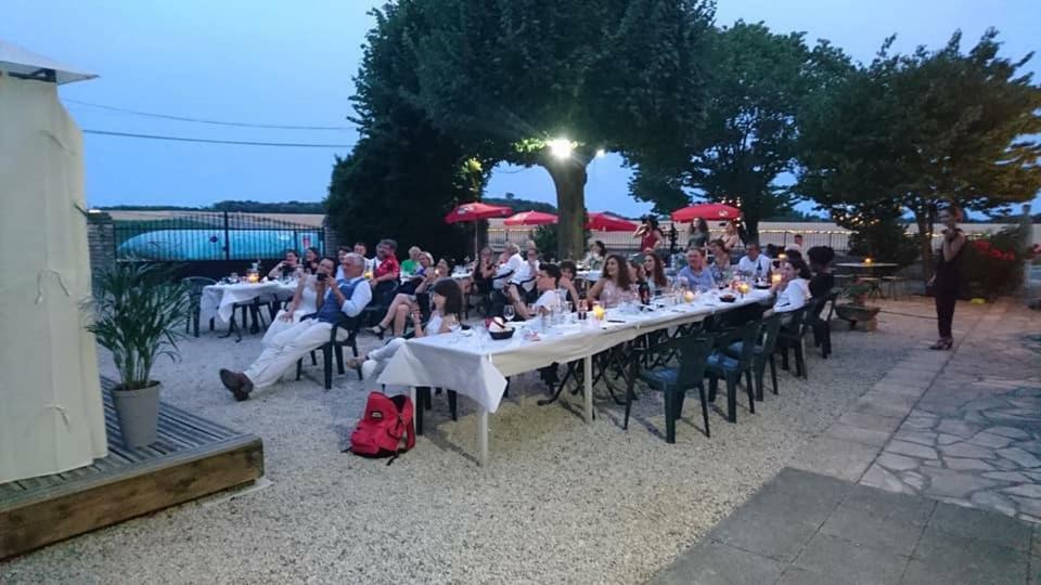 Auberge Du Noyer Londigny Bagian luar foto
